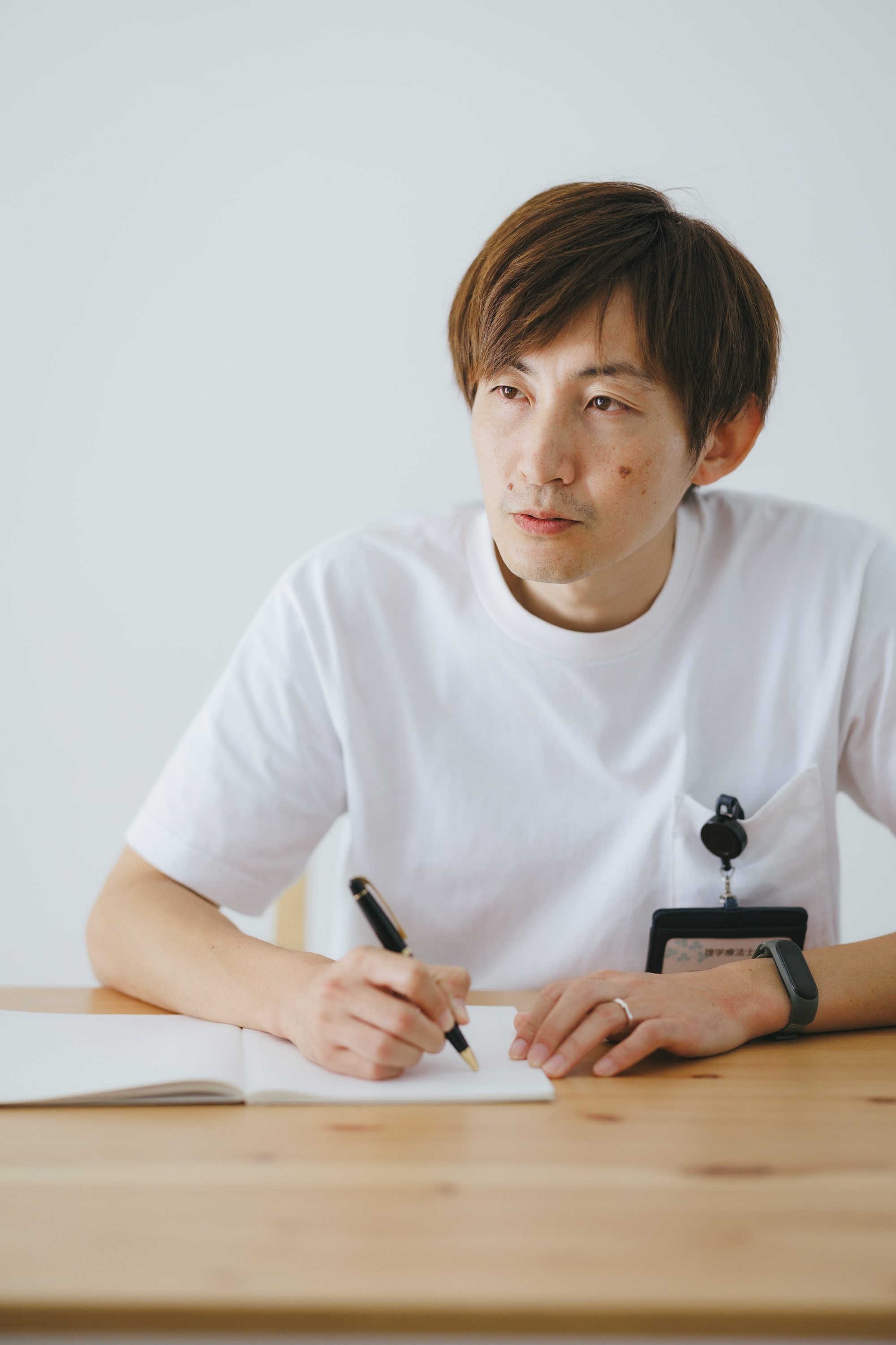 評価や計画書を確認している田中直樹